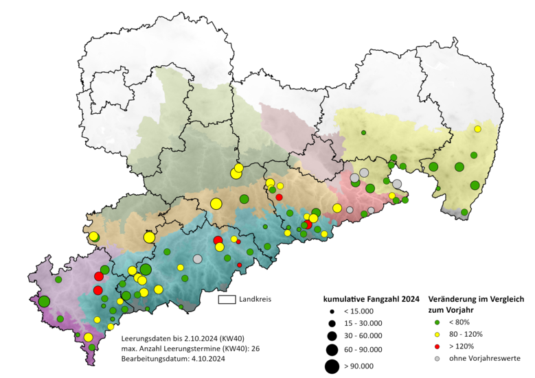 Karte von Sachsen mit grünen, gelben und roten Punkten unterschiedlicher Größen