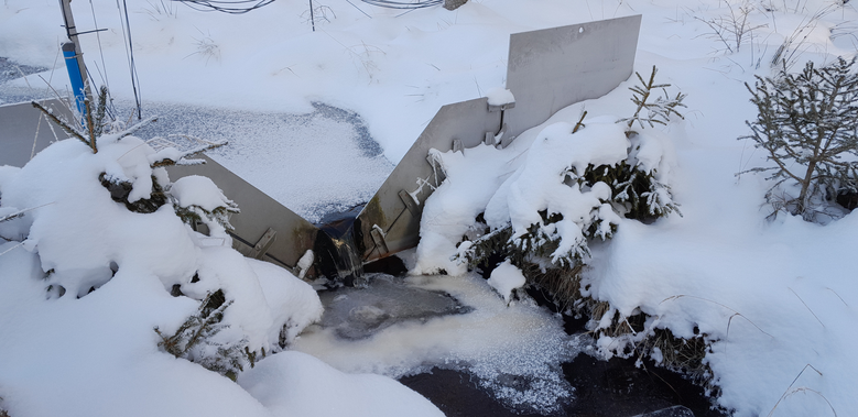 Ein kleiner Bachlauf auf der verschneiten Fläche