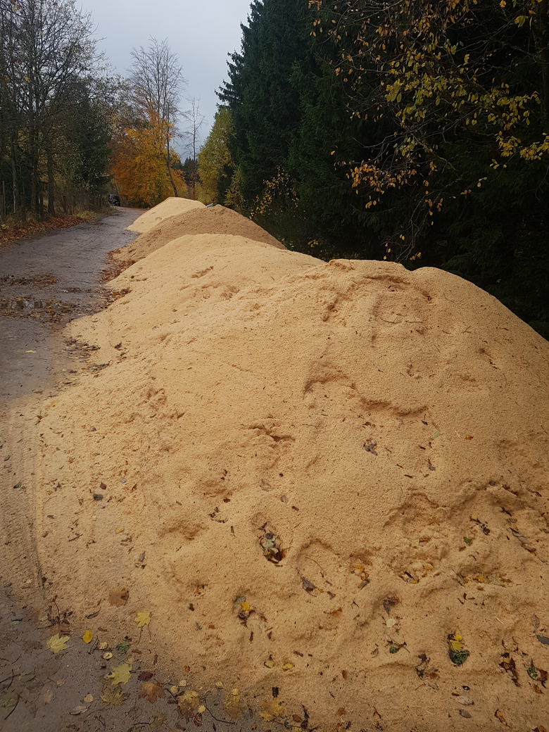 Auf einem Weg liegen mehrere Haufen Sägemehl