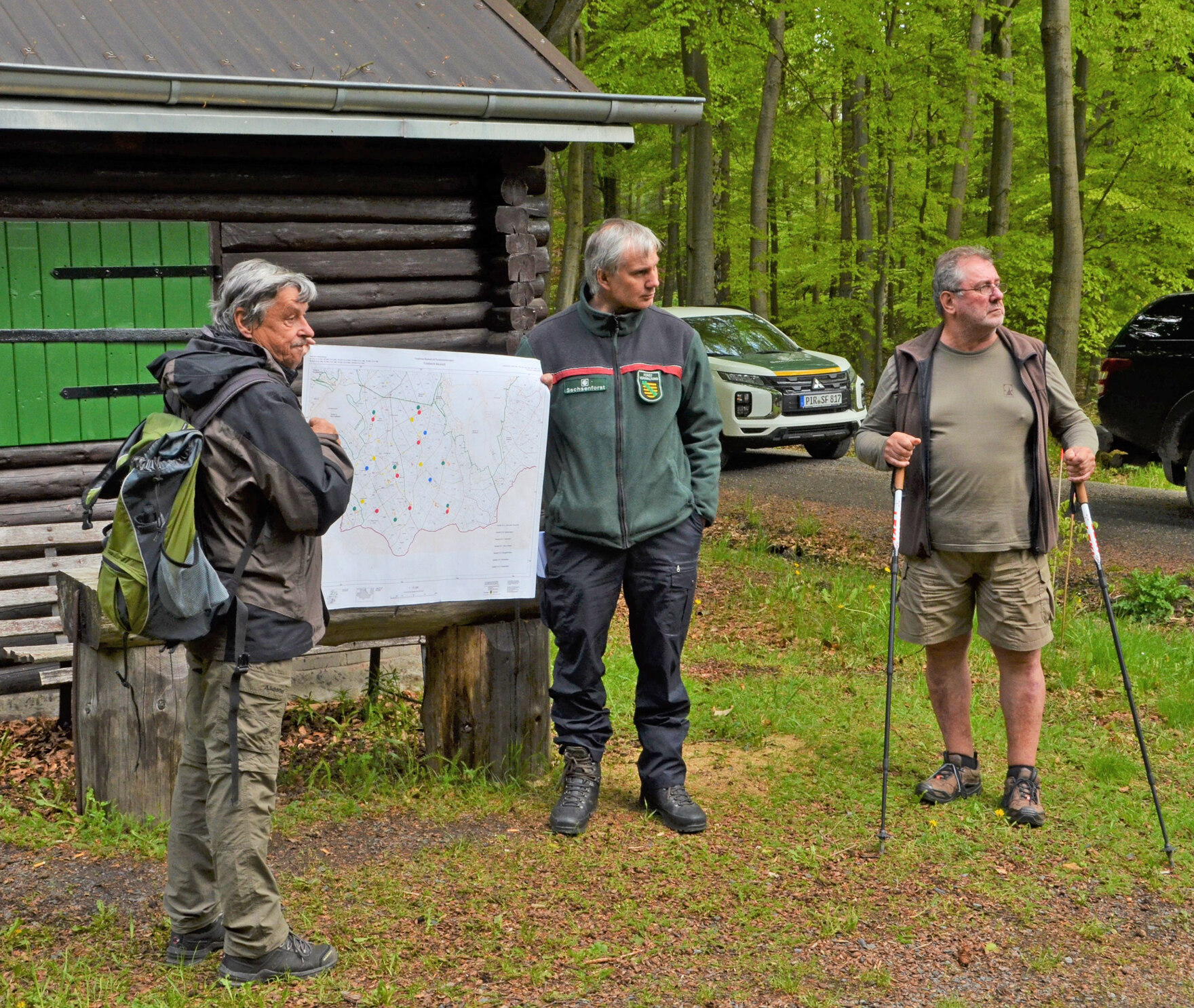 Christian Schmidt, Götz Manka (links) und Ulrich Augst (rechts) präsentieren eine Karte mit den erfassten höhlenreichen Altbäumen