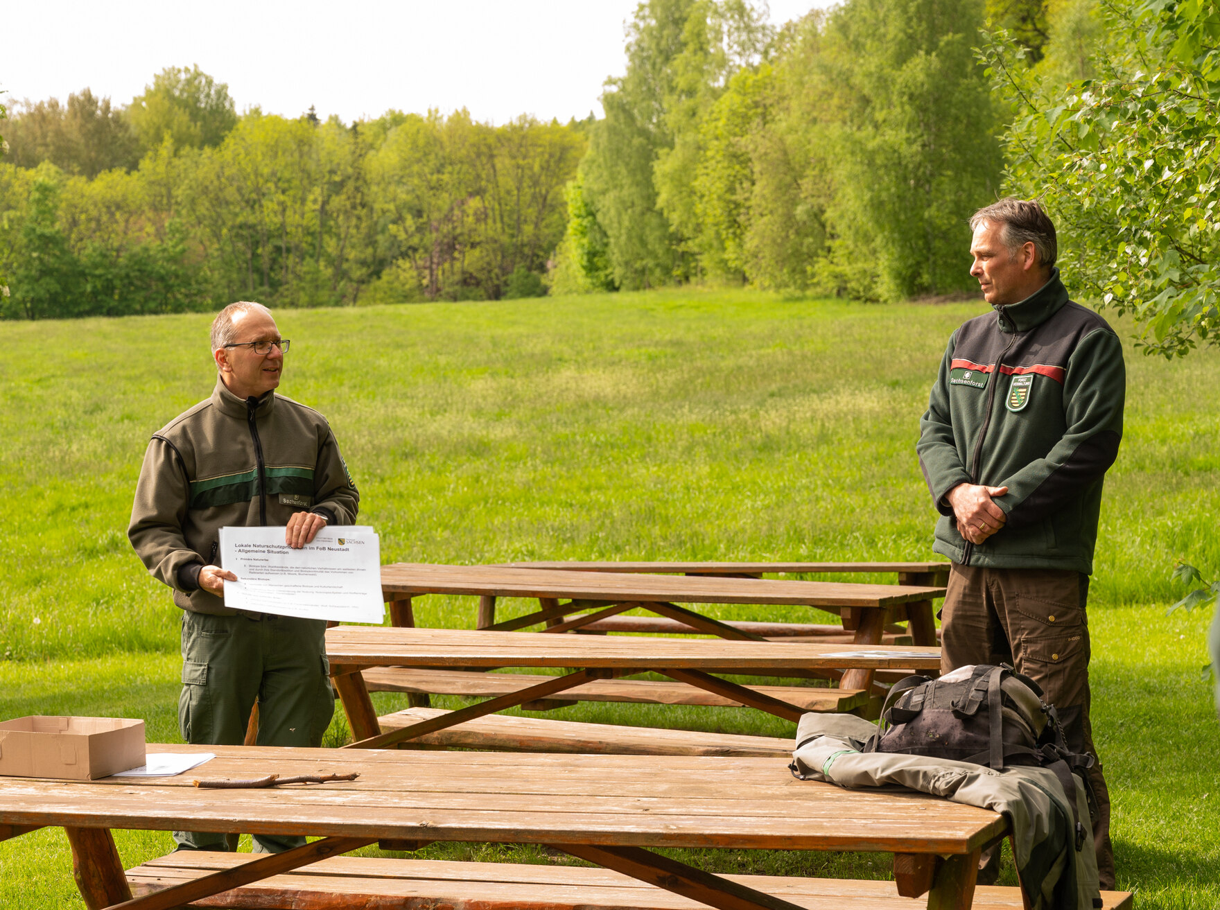 Uwe Borrmeister (rechts) und Kai Noritzsch vor den Exkursionsteilnehmern