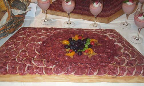 Platte mit Wildfleisch