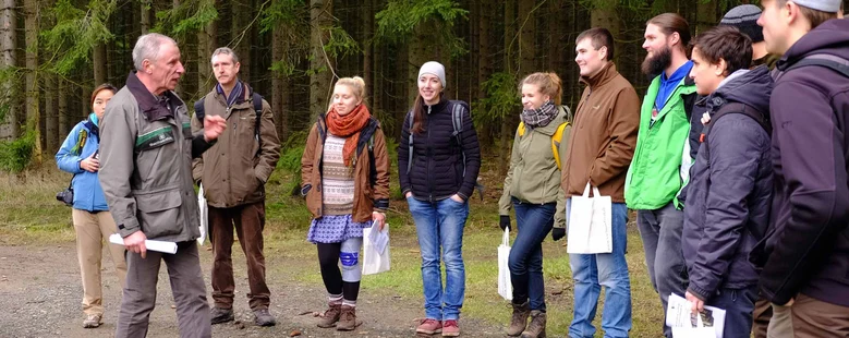 Exkursionsteilnehmer im Wald.