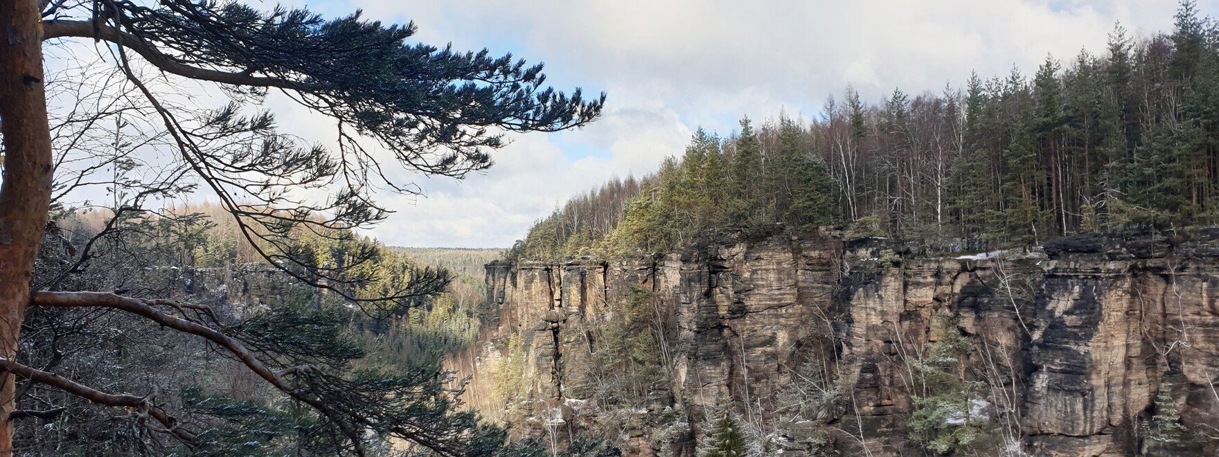 Blick auf felsige Landschaft