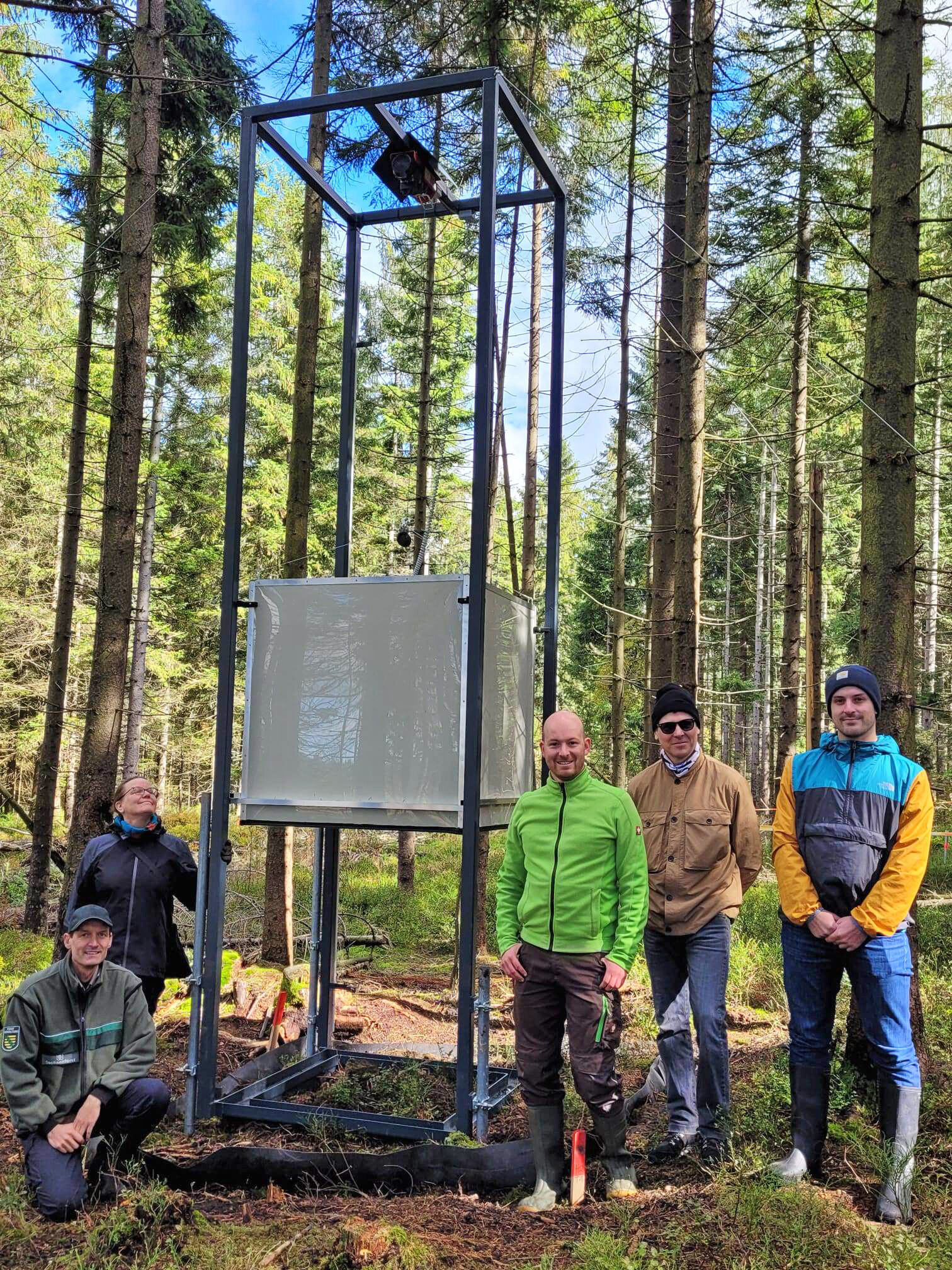 Die Exkursionsgruppe vor einer Klimagasmesshaube.
