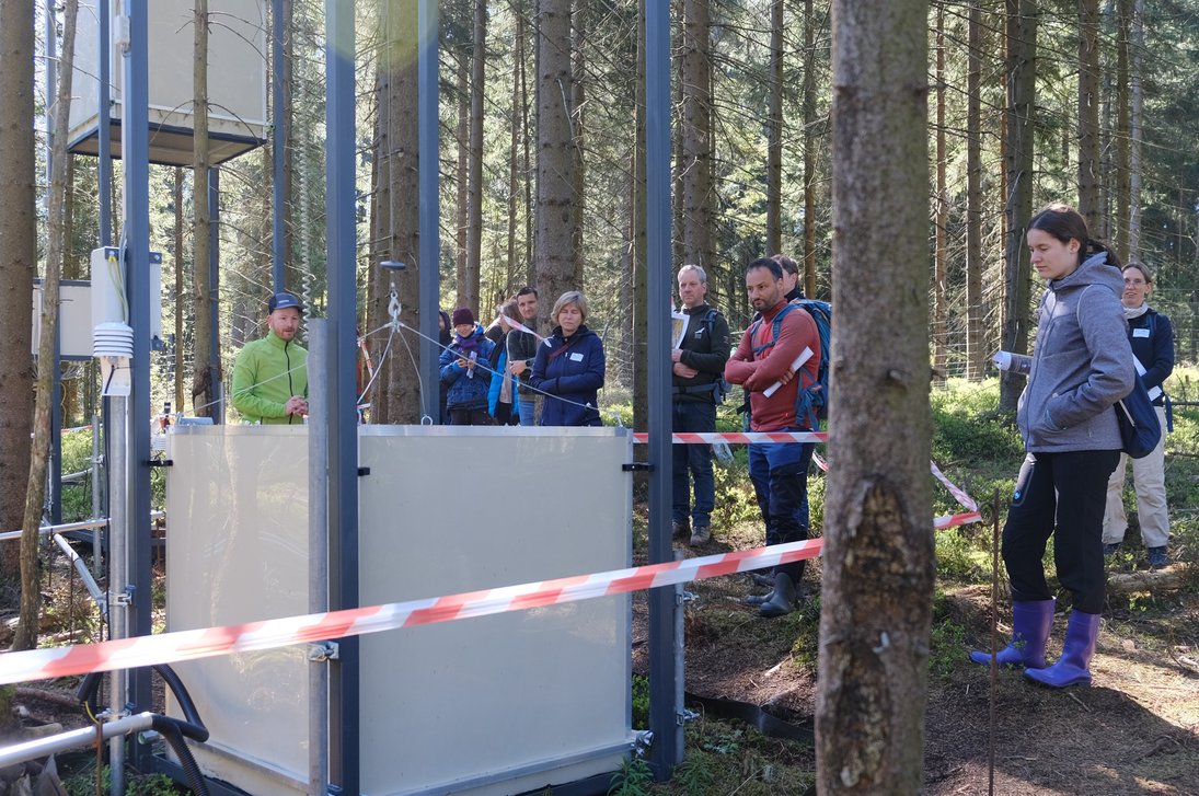 Die Exkursionsgruppe vor der Messanlage.